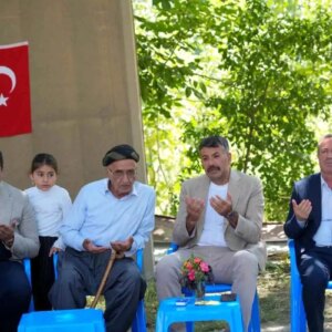 vali celik semdinlide sehit ailelerini ziyaret etti 5IzZRXWz