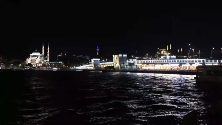 yapay-isiklar-deniz-ekosistemini-tehdit-ediyor-jhOWBpFB.jpg