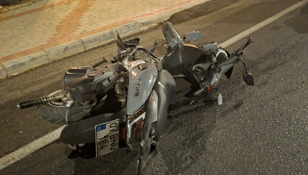 alanyada feci kaza motosiklet surucusu can verdi H1e75A7j
