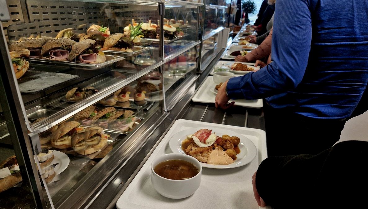 endonezyada 846 ogrenci ucretsiz yemekten zehirlendi QCSyAKb3