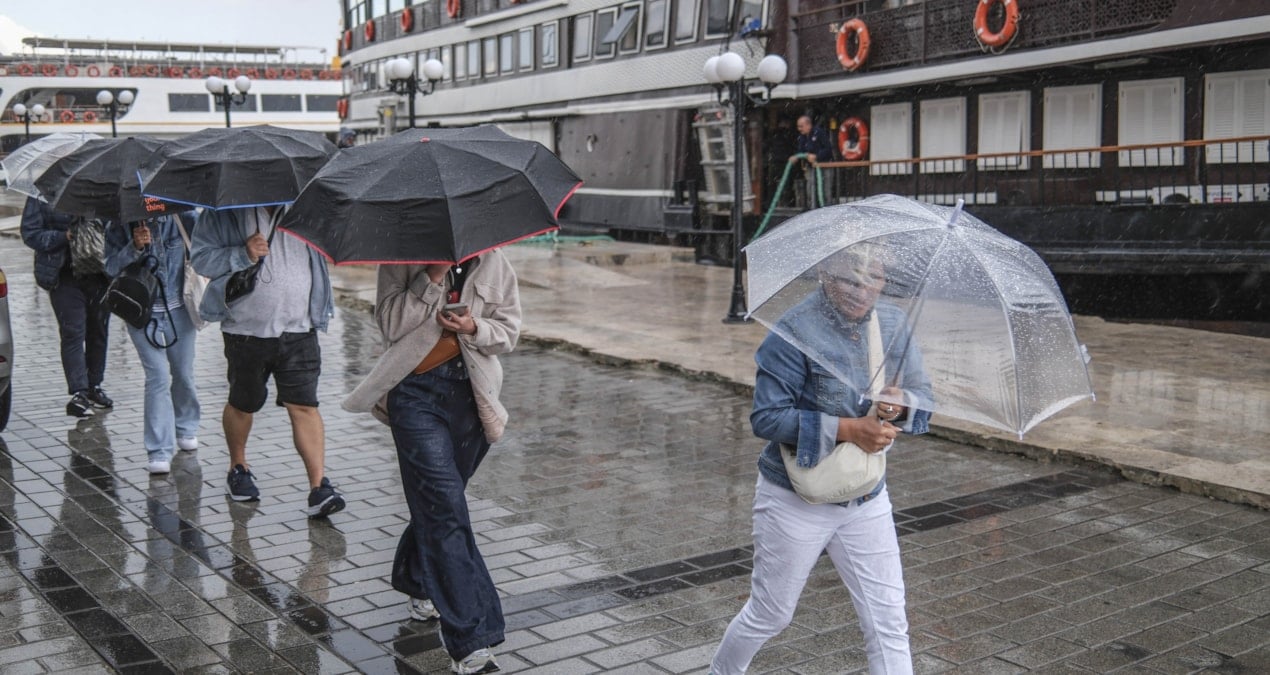 istanbul hafta sonuna yagmurla basladi PJQ8RzdW
