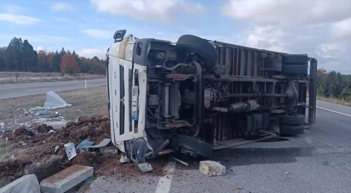 kutahyada kargo kamyonu devrildi surucu yaralandi LmN2rlDJ.jpg