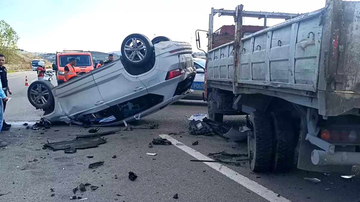 sancaktepede otomobil kamyonete carpti 2 yarali HimywIG9.jpg