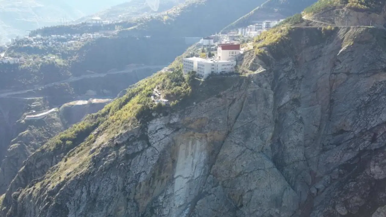 artvinde kaya parcasi koptu panik yasandi 600 ogrenci tahliye edildi 4gUhar8Q.jpg