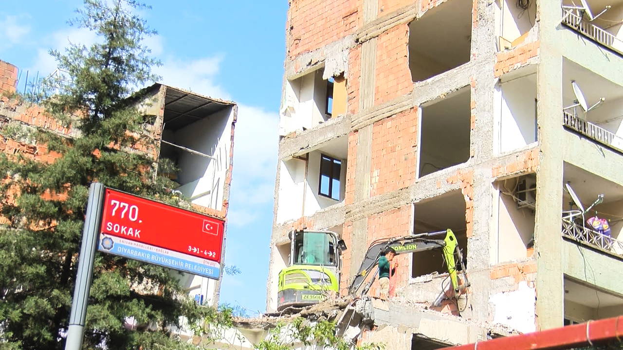 Yıkılan Bina, Müteahhidin Gerçek Yüzünü Ortaya Çıkardı