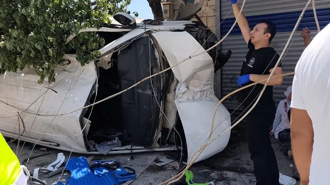 Hafif ticari arac elektrik diregine carpti 9 kisi yaralandi EAEfJzqn